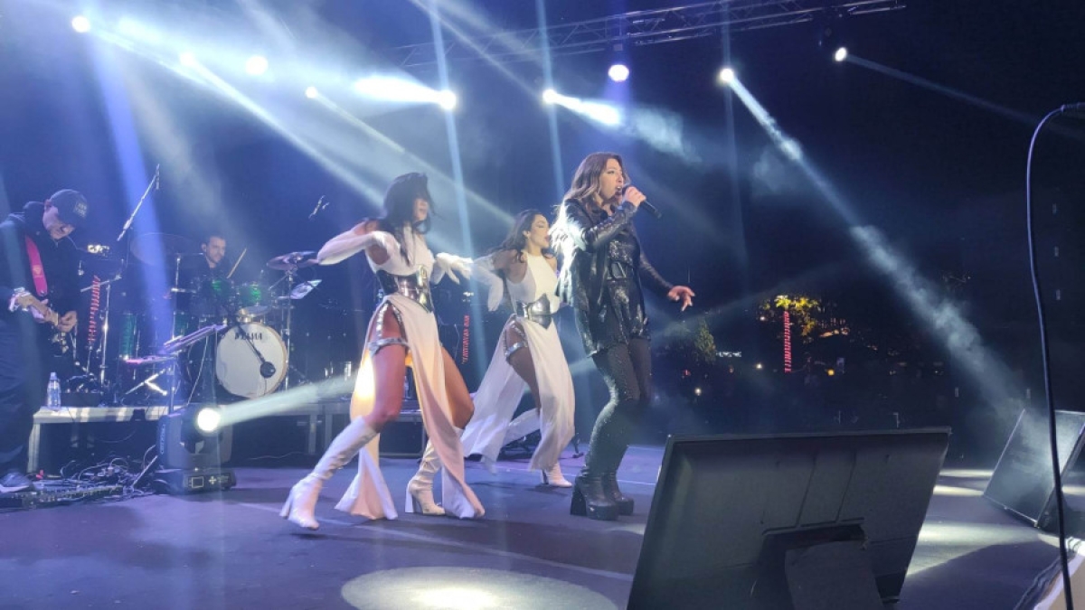 Η «number one» Έλενα Παπαρίζου “ξεσήκωσε” το Αγρίνιο! (εικόνες &amp; βίντεο)