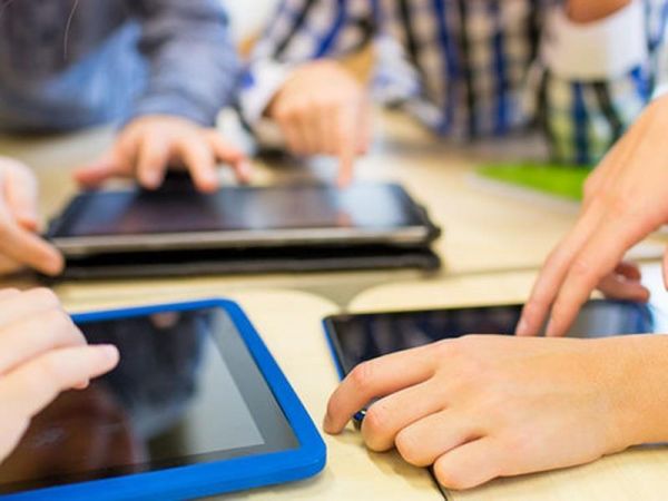 Οι πολλές ώρες μπροστά από οθόνες φρενάρουν την παιδική ανάπτυξη