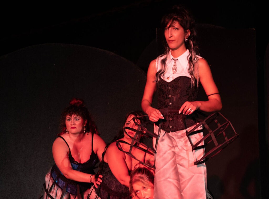 Η θεατρική παράσταση «Απόψε αυτοσχεδιάζουμε» στο υπαίθριο θέατρο Αιτωλικού (Δευ 18/8/2025 21:15)