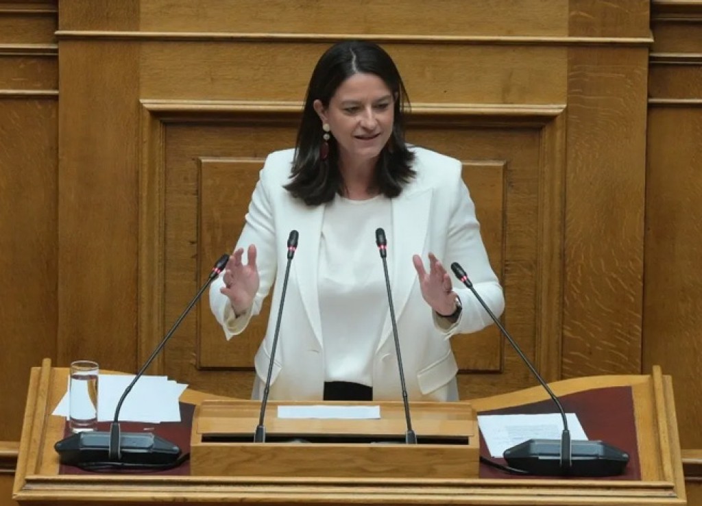 Τι είπε η Κεραμέως για την αύξηση των εισφορών των ελεύθερων επαγγελματιών το 2026