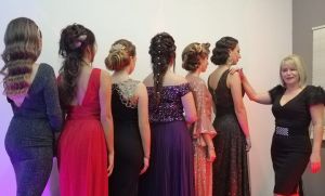 Μεγάλη επιτυχία είχε στο ΙΕΚ ΤΟΜΗ η εκδήλωση με τα εορταστικά χτενίσματα από την πρωταθλήτρια σε παγκόσμιο διαγωνισμό κομμωτικής Δήμητρα Τσαμπά