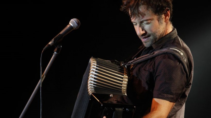 Ο Κωστής Μαραβέγιας τραγουδάει για τους πρόσφυγες