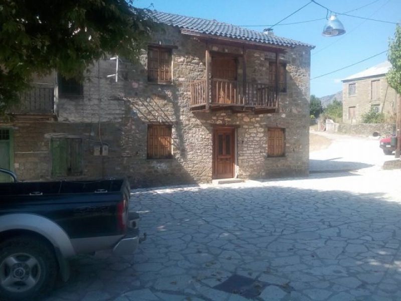 Ελατόβρυση,το γραφικό ορεινό χωριό της Ορεινής Ναυπακτίας με τα παραδοσιακά πετρόχτιστα σπίτια