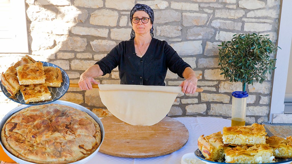 Τραχανόπιτα Παραδοσιακή στον Ξυλόφουρνο | Γεύση από Χωριό | (Βίντεο)