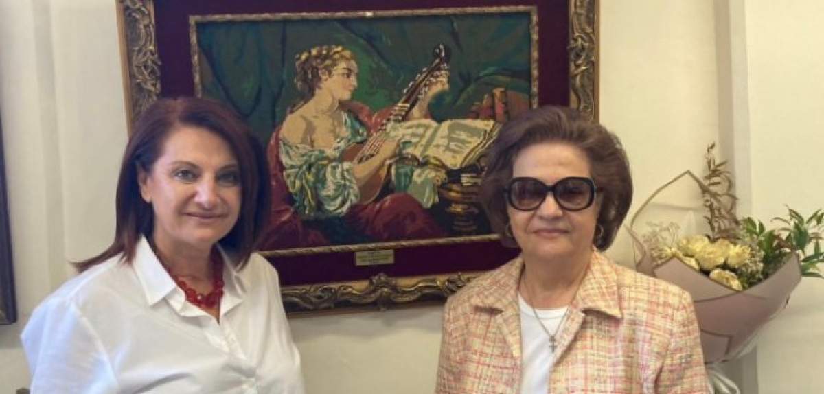 Αγρινιώτισσα δώρισε πίνακα στο Δήμο (εικόνες)