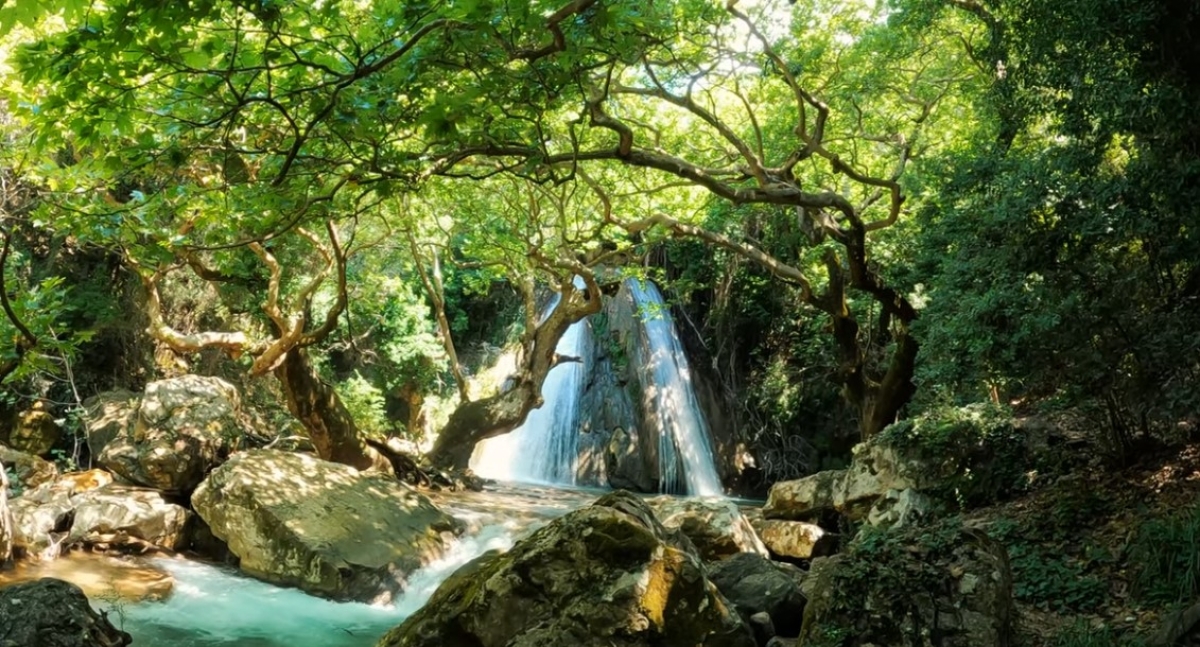 Φύση και γαλήνη σε όλο τους το μεγαλείο: Οι εντυπωσιακοί δίδυμοι καταρράκτες του Μοκιστιάνου (βίντεο)