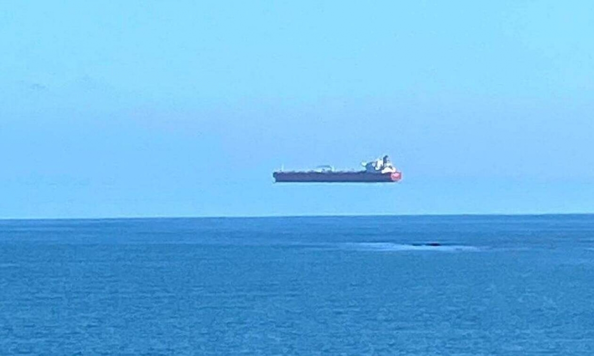 Απίστευτο θέαμα: Πλοίο «αιωρείται» στη θάλασσα της Κορνουάλης