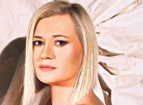 H Ραχήλ γυμνή (και άλλοι 59) για καλό σκοπό (pics)