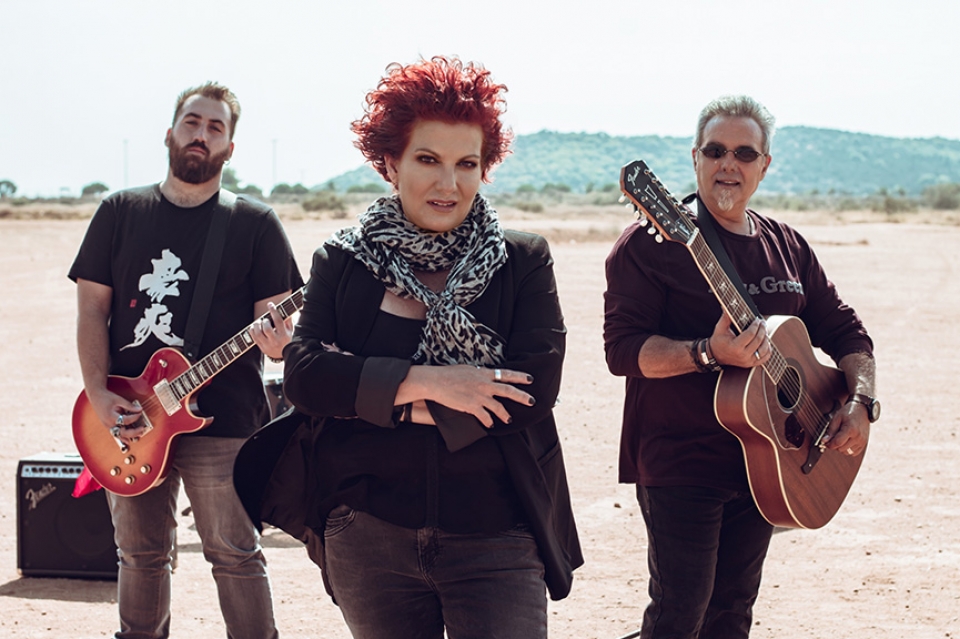 ΚARMICA: Με το απόλυτα χαρούμενο δυναμικό ροκ «Ζήτω τα κάτω» γιορτάζουν τις αντιθέσεις της ζωής.