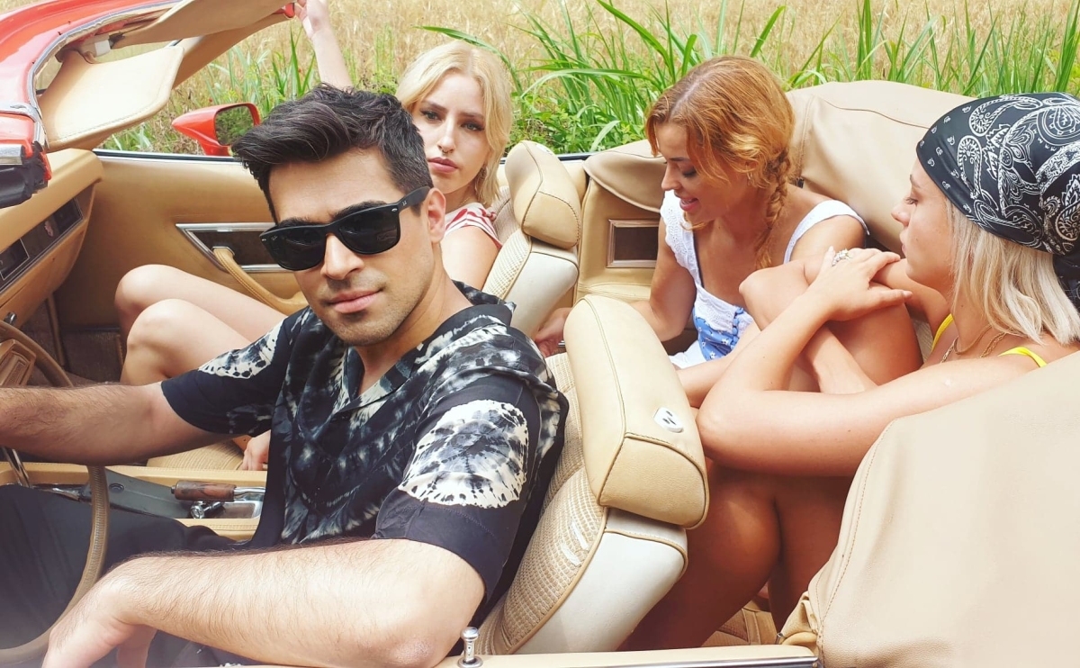 Aπίστευτα ανανεωμένος ο Βασίλης Δήμας στο νέο του videoclip