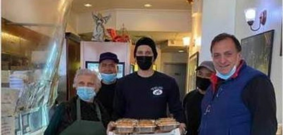 Ενας Κατουνιώτης στην Νέα Υόρκη στο Μανχάταν κάθε Κυριακή μοιράζει φαγητό στους φτωχούς