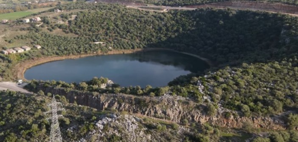 Βόνιτσα: Η άγνωστη λίμνη Κομήτη και η θεωρία του μετεωρίτη για τη δημιουργία της (βίντεο)