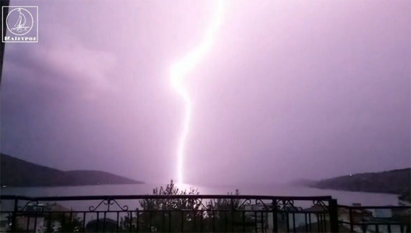 Εντυπωσιακό βίντεο: Κεραυνός χτυπά 5 φορές στον Αμβρακικό και δημιουργεί μοναδικό υπερθέαμα