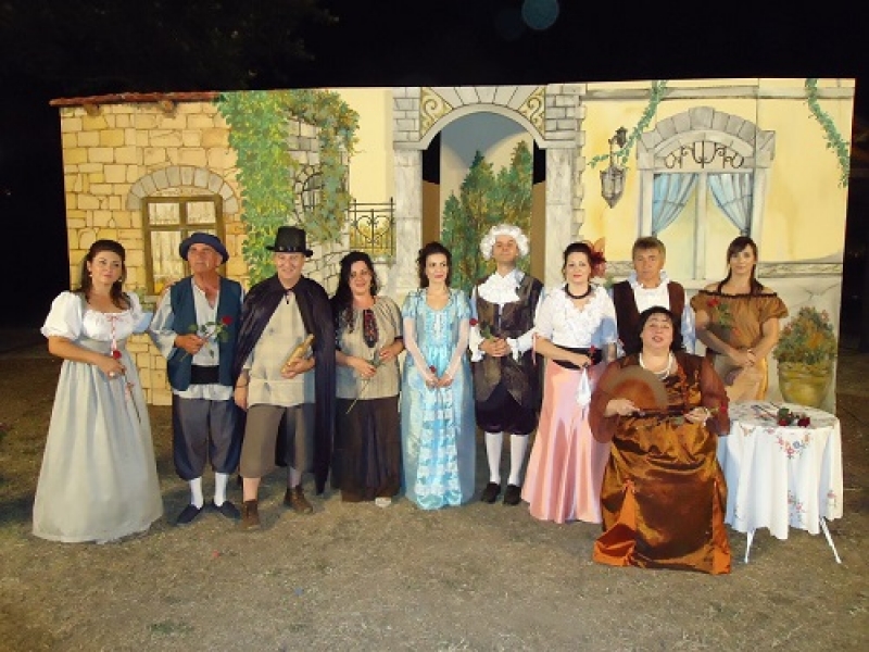 Ενθουσίασε η παράσταση “Γιατρός με το στανιό” στο Παναιτώλιο