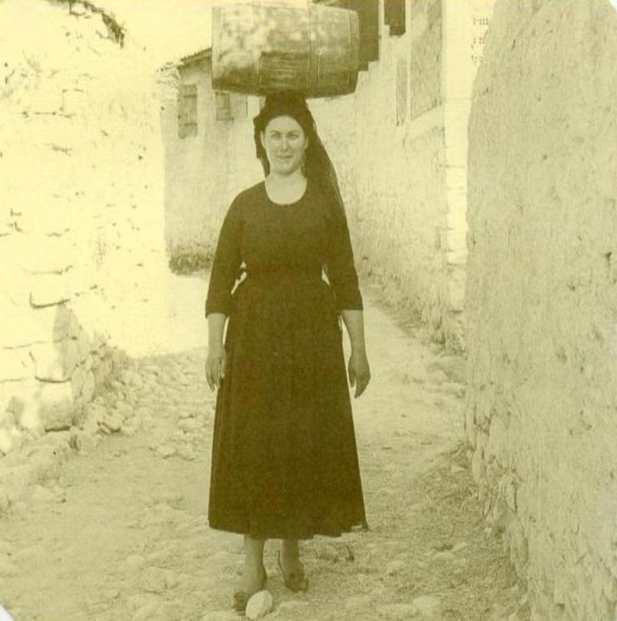 Γυναίκες νεροκουβαλήτρες… Οι «Καρυάτιδες» του Ξηρομέρου!