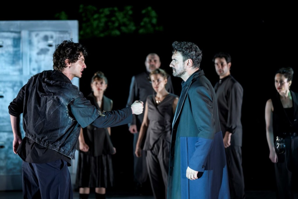 Στο Αρχαίο Θέατρο Οινιαδών η «Αντιγόνη» του Σοφοκλή σε σκηνοθεσία Θέμη Μουμουλίδη (Κυρ 10/8/2025 21:30)