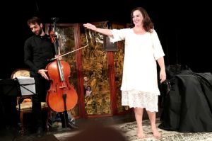 Το θερμό χειροκρότημα του κοινού απέσπασε η Μάγδα Κατσιπάνου για την ερμηνεία της στο ρόλο της «Διάφανης» στο ΔΗΠΕΘΕ Αγρινίου