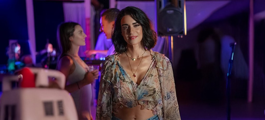 Στέφανη Κρασσά: Εντυπωσιάζει το νέο της τραγούδι με τίτλο «Πιο πολύ»