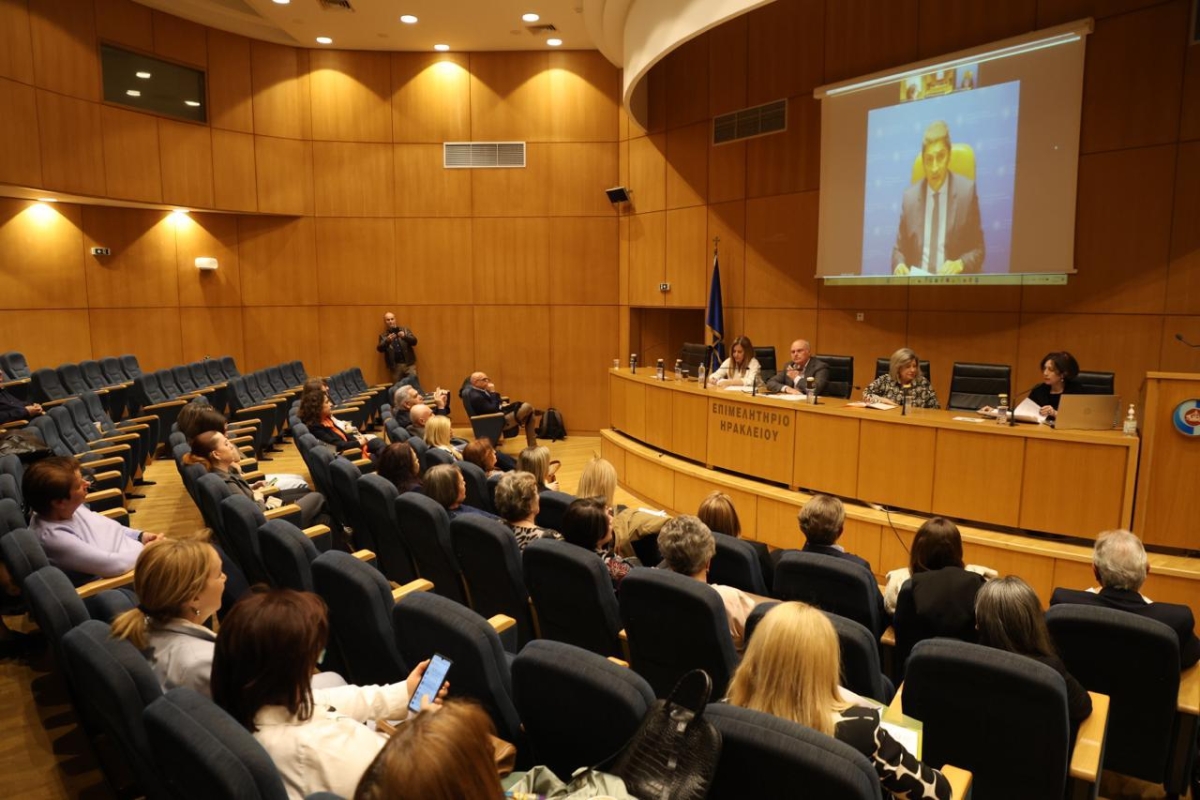 Αυγενάκης: Η Ελληνίδα αγρότισσα είναι η ψυχή της ελληνικής περιφέρειας- Συμβάλλει καθοριστικά στην αγροτική ανάπτυξη και στη διατήρηση των παραδόσεων