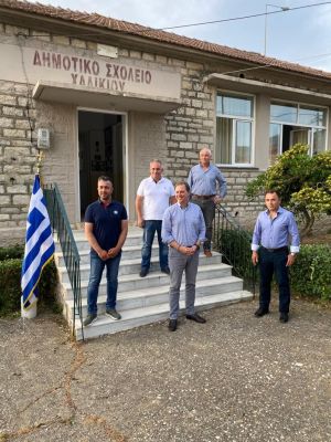 Ο Σπήλιος Λιβανός δίπλα στους ελαιοπαραγωγούς του Αιτωλικού