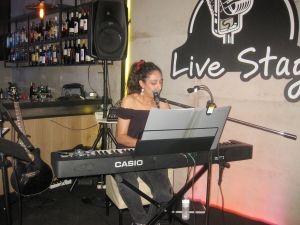 Μικαέλα Παπαχρυσάνθου: Eνα μουσικό ταξίδι απο την Κύπρο σε Αθήνα, Θεσσαλονίκη, διάφορες πόλεις και τελικά στο Αγρίνιο