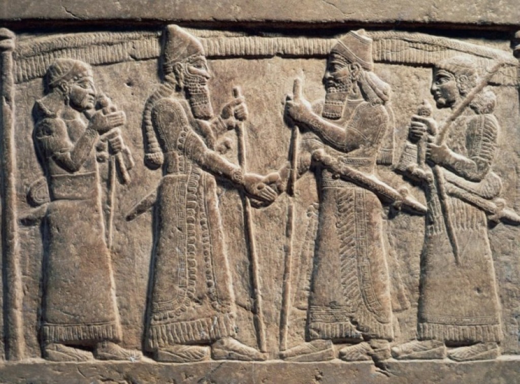 Ποια είναι η ιστορία της χειραψίας; – Ο διαφορετικός λόγος που έδιναν τα χέρια στην αρχαιότητα