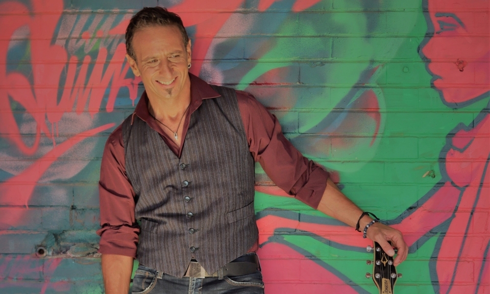 «Ολα τούμπα»: Κυκλοφόρησε το νεο τραγούδι του Γιώργου Χαλικιόπουλου!