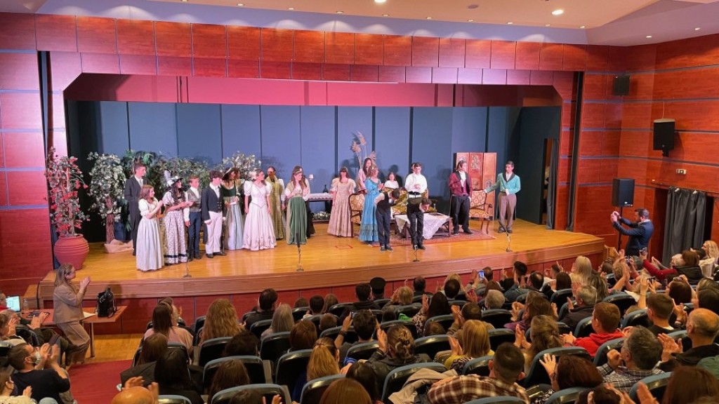 Τον «Άνθρωπο Μπάιρον» σύστησαν σε εκατοντάδες φίλους του θεάτρου τα μέλη της εφηβικής θεατρικής ομάδας του Πολιτιστικού Εργαστηρίου Μεσολογγίου