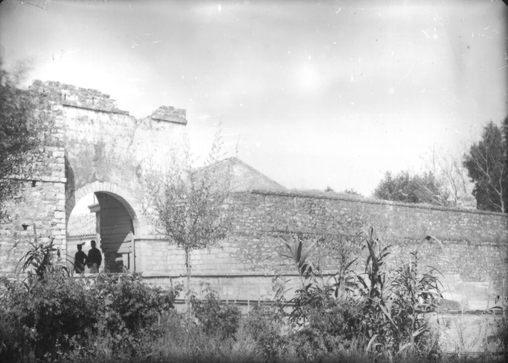 Αυτή είναι η παλαιότερη φωτογραφία της πύλης και του τοίχους του Μεσολογγίου