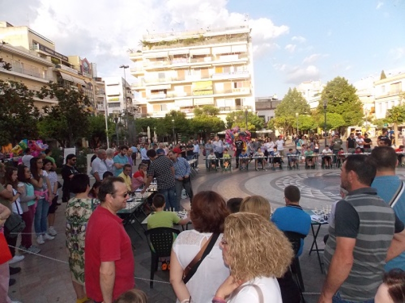 Όλη η κεντρική πλατεία μια… σκακιέρα (φωτο)