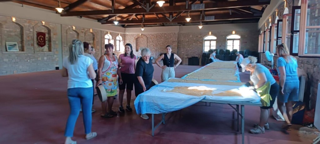 Περδικάκι Βάλτου: Οι Περδικιώτισσες εν δράσει - &quot;Άπλωσαν&quot; τον τραχανά