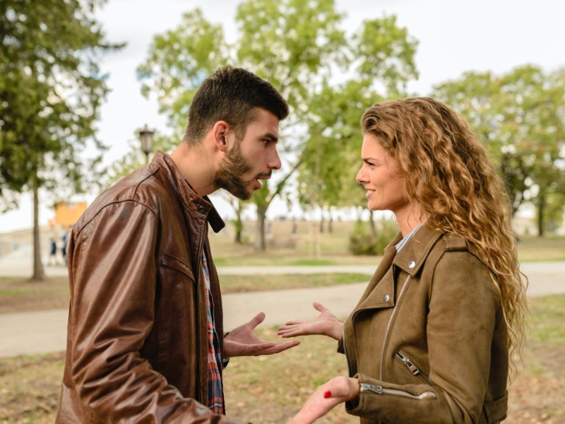 Τα σημάδια που σου χτυπούν «καμπανάκι» ότι ο σύντροφός σας σας χειραγωγεί