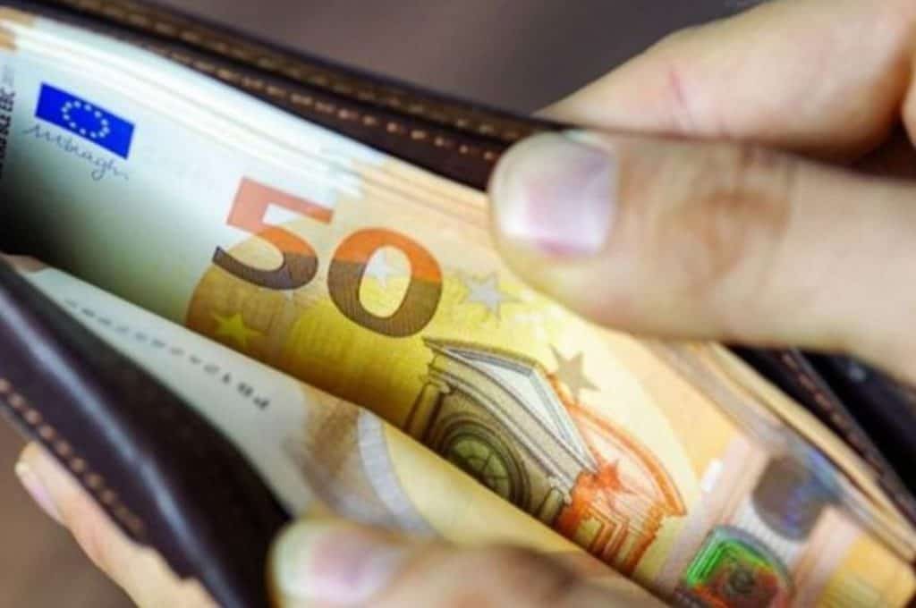 Σε ισχύ η αύξηση στον κατώτατο μισθό, την «ροκανίζει» η Εφορία
