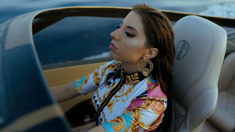 Μελίνα Μακρή: Ξεσπά ενάντια στην κακοποίηση των γυναικών με το νέο της τραγούδι «Δεν ζω»