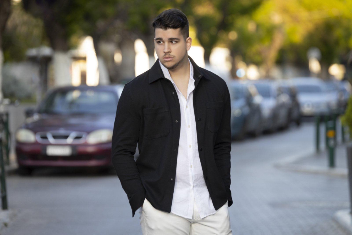 Παύλος Ασπρογέρακας: Ερμηνεύει το «Πάμε παρακάτω» και εντυπωσιάζει!