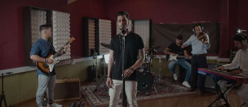 Ο Κυριάκος Ζήνωνος επιστρέφει με ένα μοναδικό medley διάφορων αγαπημένων επιτυχιών