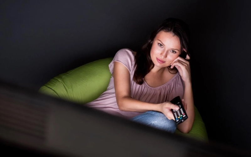 Νέα έρευνα αποκαλύπτει: Πόσο καλό είναι να κοιμάστε με την τηλεόραση ανοιχτή;