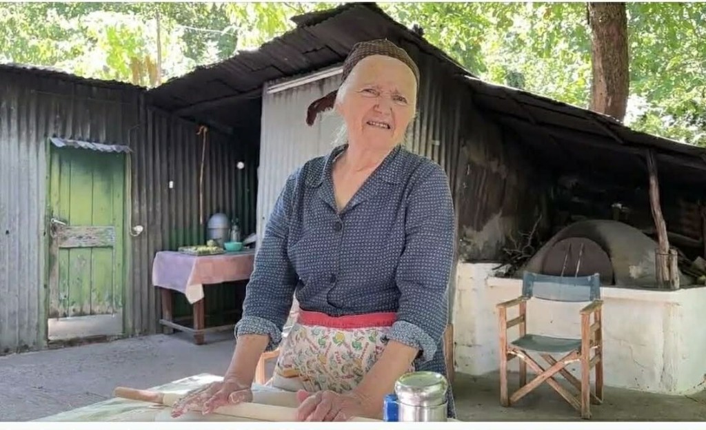 Ψηλόβραχος Αγρινίου: Η πεντανόστιμη τυρόπιτα της θείας Μαριάνθης, με απλά υλικά και καλοσύνη (Βίντεο)