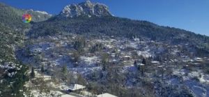 Ο χιονισμένος Άγιος Βλάσης μαγνητίζει τα βλέμματα (βίντεο)