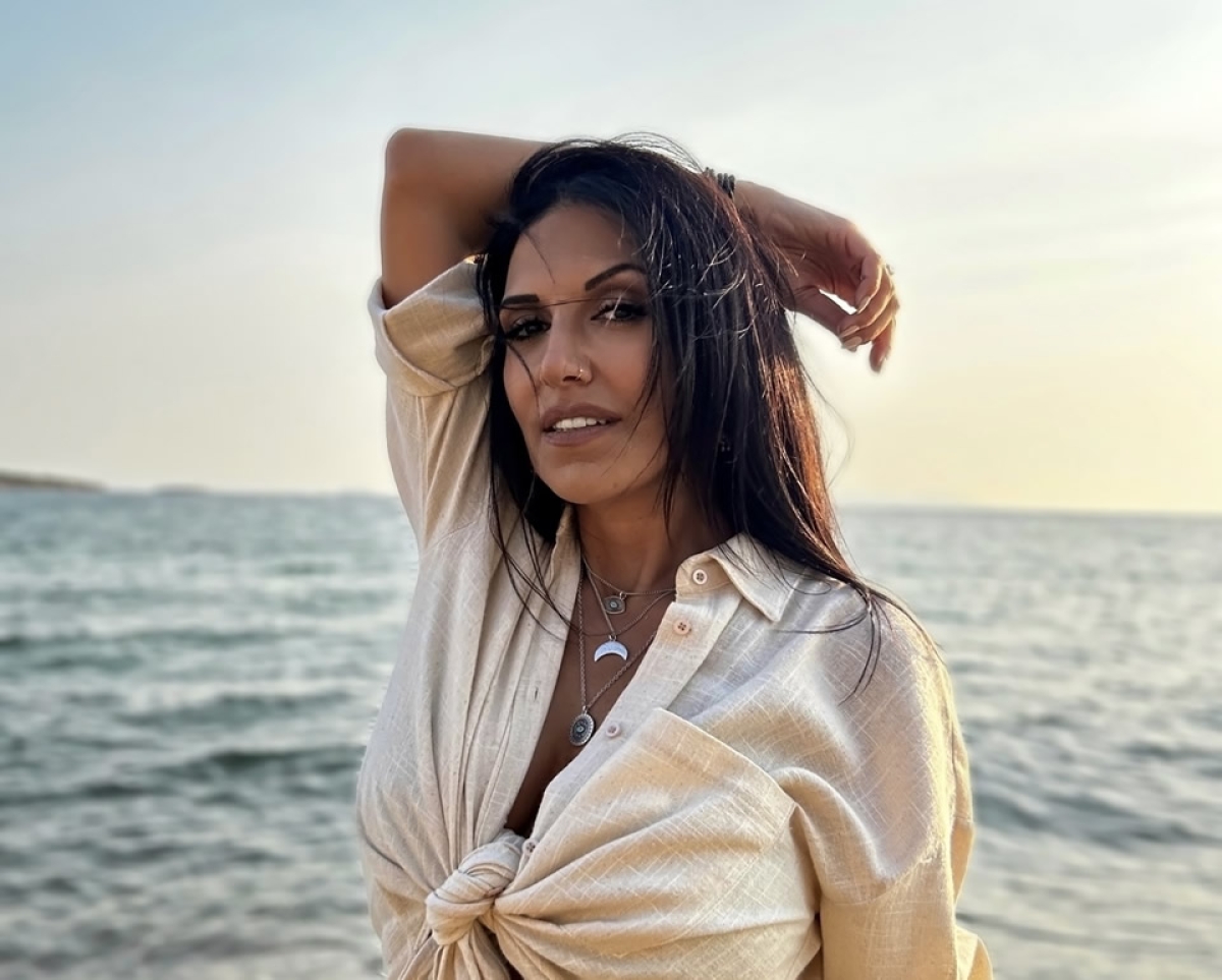 Μαρία Ιακώβου: Κυκλοφόρησε medley με τη μεγάλη της επιτυχία «Μαύρα Μεσάνυχτα»