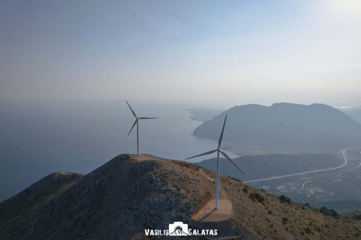«Πετώντας» πάνω από τις ανεμογεννήτριες στην Παλιοβούνα (βίντεο, φωτό)