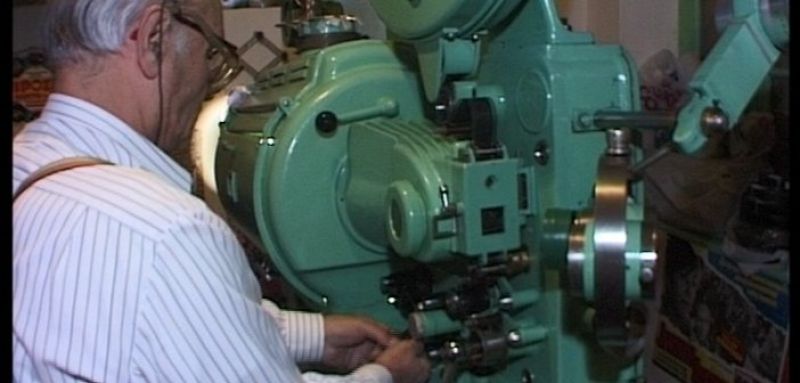 Ταξίδι στο χρόνο: Ο Αγρινιώτης Κώστας Κάππας που είχε μετατρέψει τον κήπο του σε θερινό κινηματογράφο (φωτο)