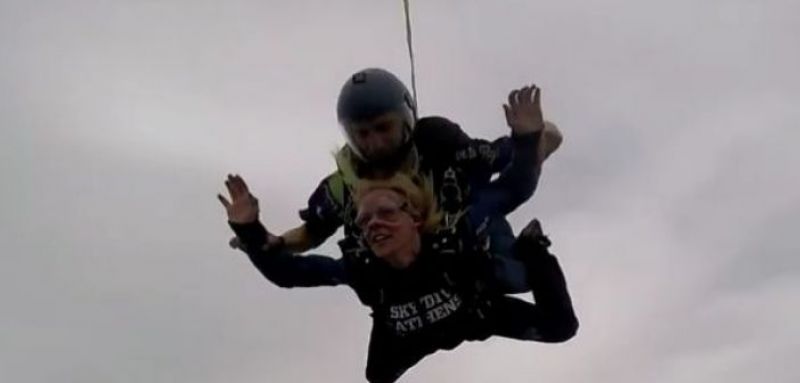 Ζέτα Μακρυπούλια: Έκανε ελεύθερη πτώση με 220 χλμ! (ΔΕΙΤΕ VIDEO)