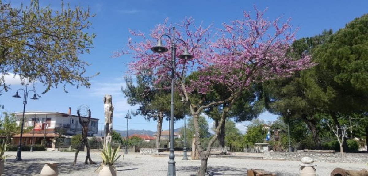 Καλύβια Aγρινίου: Το χωριό μες στα χρώματα και το φως της άνοιξης! (εικόνες)