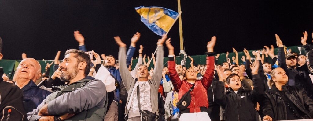 "Η δύναμη που δεν υπολογίζανε": Ζώντας από μέσα τον εκστασιασμένο κόσμο του Παναιτωλικού στη Λεωφόρο