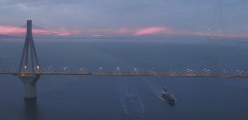 Πετώντας πάνω από τη γέφυρα Ρίου – Αντιρρίου (video)