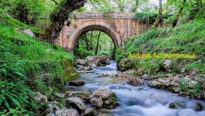 Το πέτρινο γεφύρι στις πηγές Μυρτιάς Τριχωνίδος
