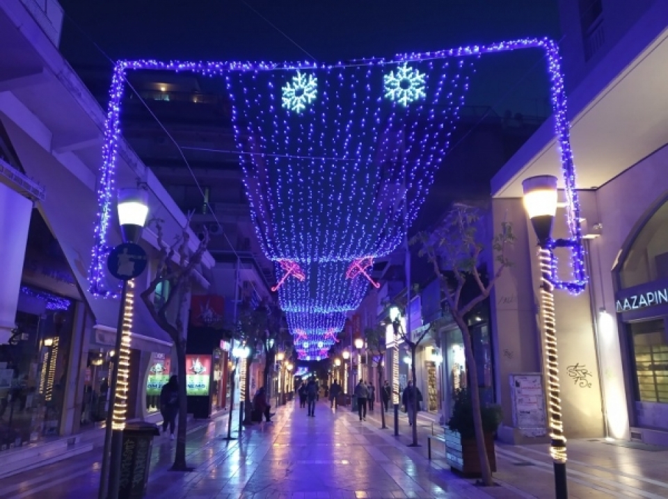 Bίντεο: διασχίζοντας το κέντρο του Αγρινίου με το στολισμό να ξορκίζει το lockdown