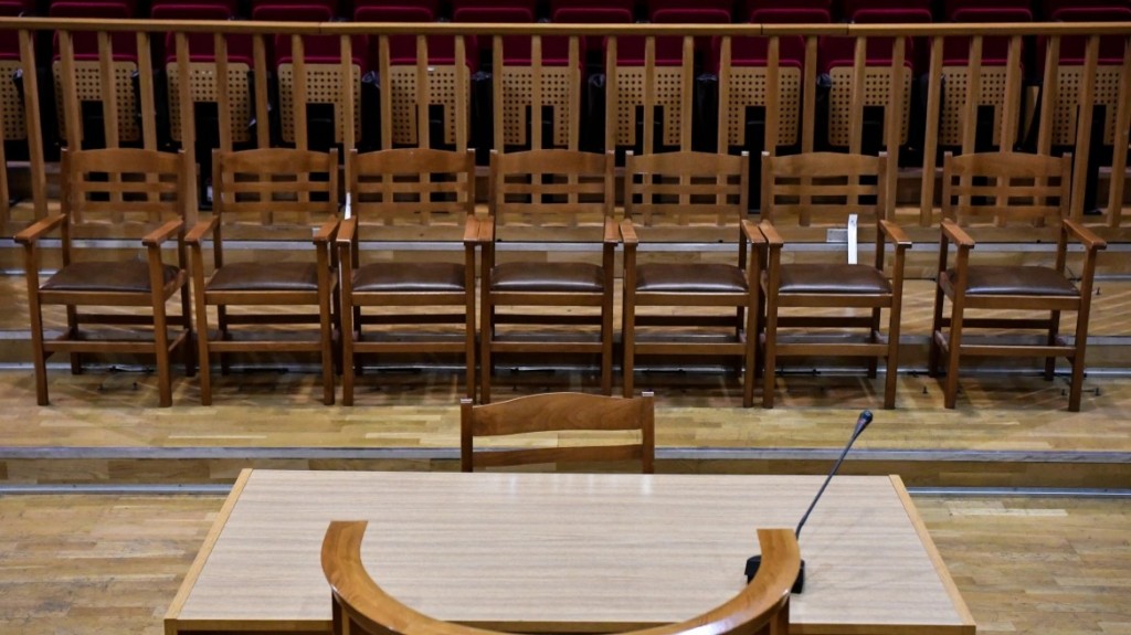 Η Ένωση Διοικητικών Δικαστών αξιώνει την επιστροφή του 13ου και 14ου μισθού στο Δημόσιο