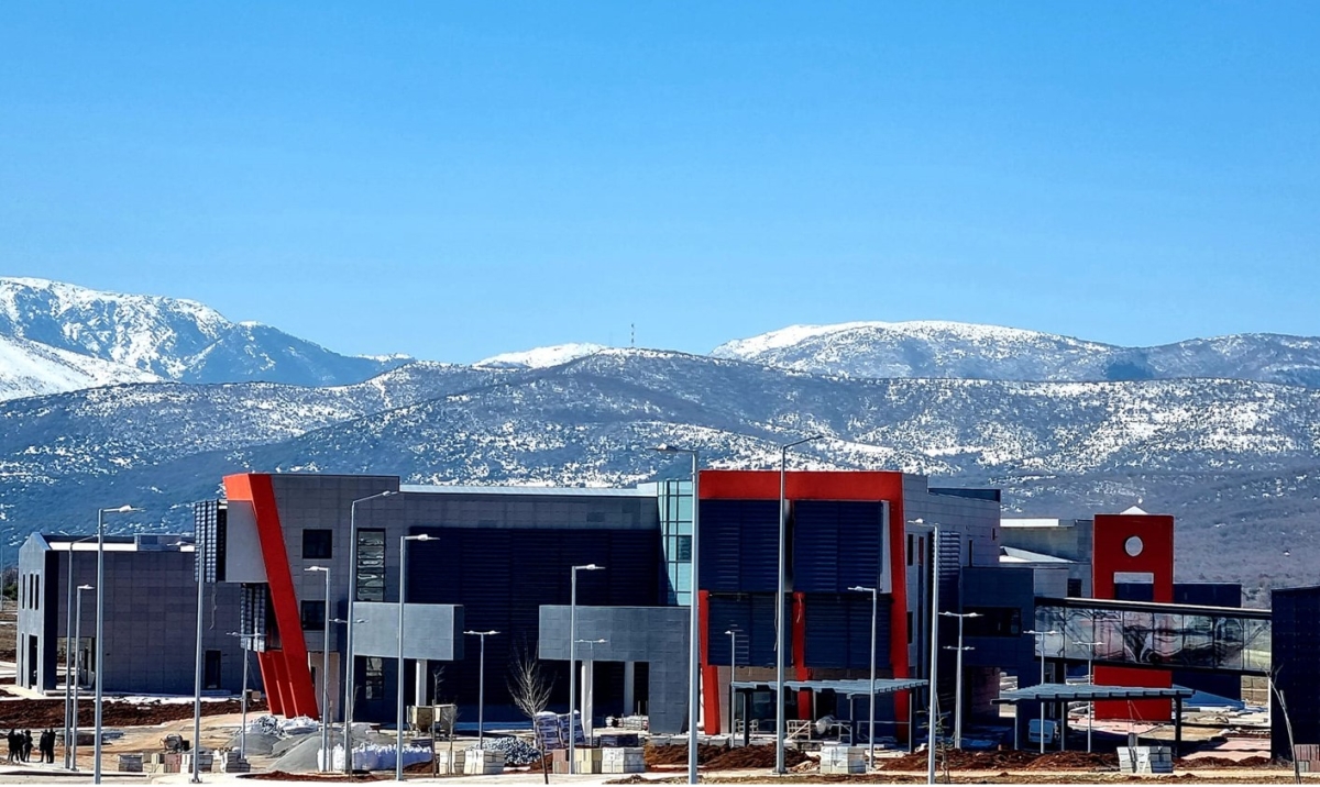 19η παρέμβαση Τραπεζιώτη: Στην Κοζάνη Πανεπιστημιούπολη, στο Αγρίνιο τσιμέντο και πλάκες πεζοδρομίου